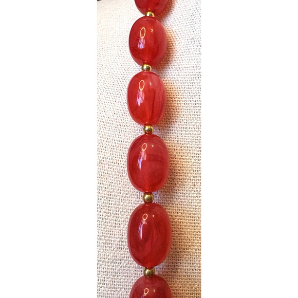 Vintage Joan Rivers Marbled Red Acrylic Lucite Beaded Necklace Gold Tone 24" - Picture 4 of 6